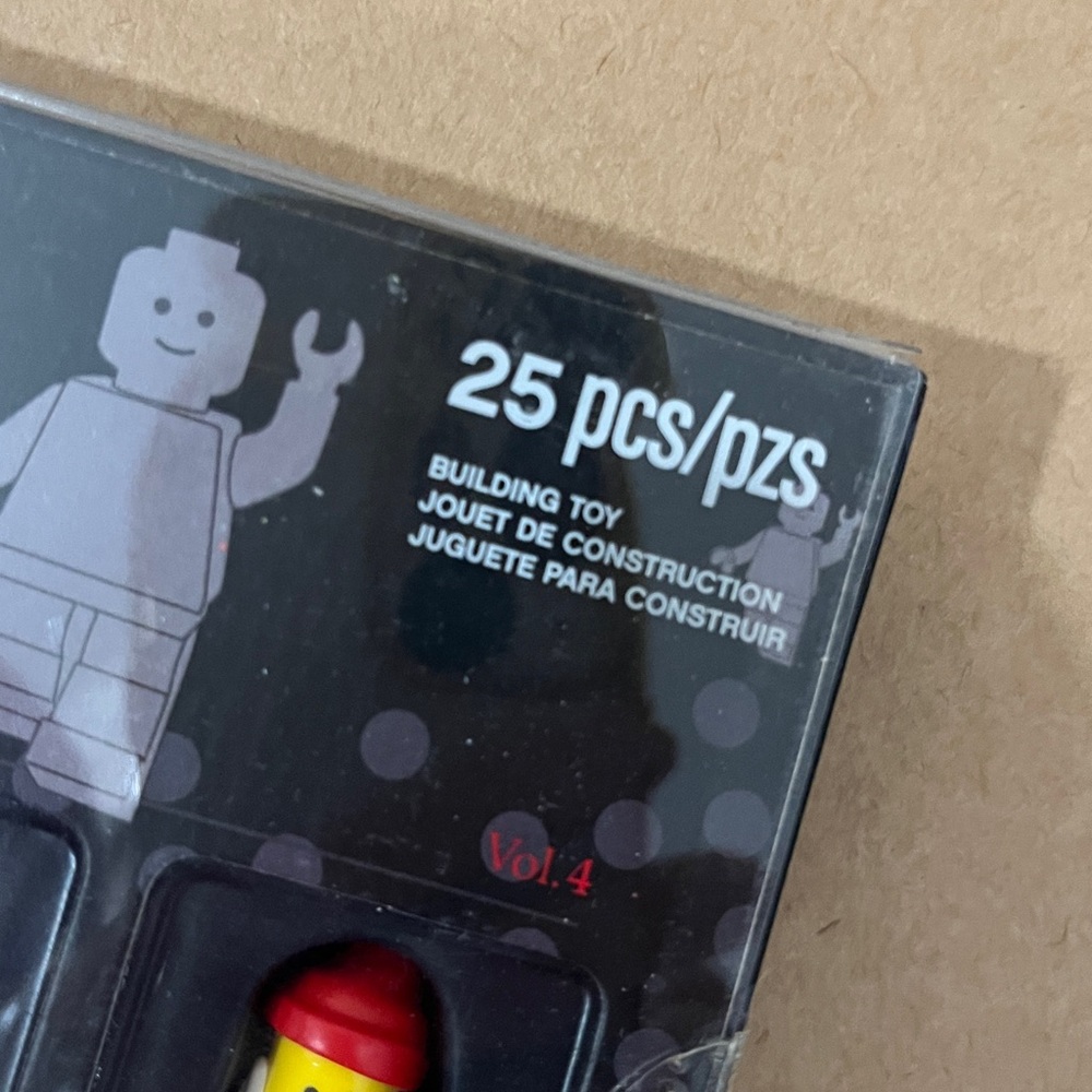 Vintage Lego 5 Minifigure Collection - Picture 5 of 8